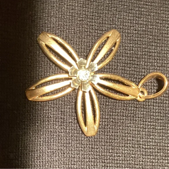 Flower Power Faux Gold Pendant with cute rhinestone center accent - Picture 3 of 5